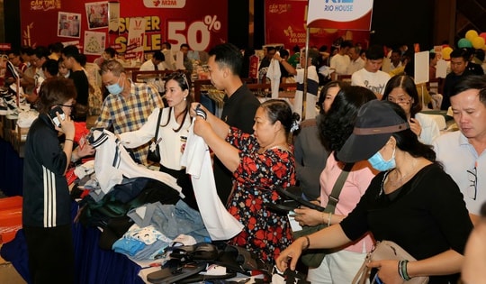 CLIP: Khách hàng tấp nập mua sắm hàng hiệu giảm giá đến 80% ở Cần Thơ