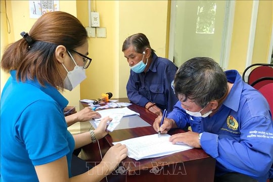 Thành phố Hồ Chí Minh tặng thẻ bảo hiểm y tế cho người lao động khó khăn