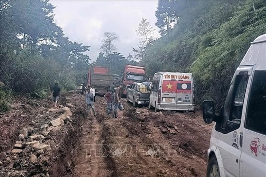 Xây dựng khẩn cấp khắc phục hậu quả thiên tai trên các tuyến quốc lộ