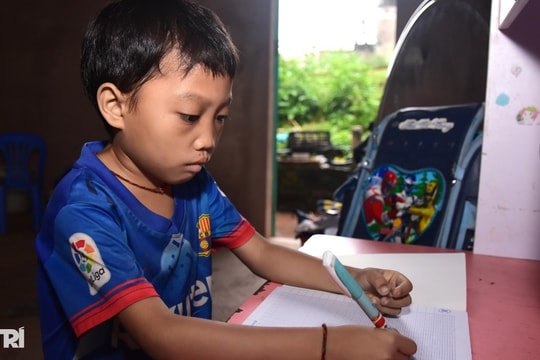 Gia đình nghèo kiệt quệ sau 9 năm giành giật sự sống cho con mắc bệnh hiểm