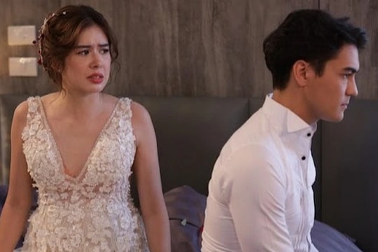 Đêm tân hôn chồng đưa tôi một cuốn sổ và nói: “Giờ chúng ta là một”