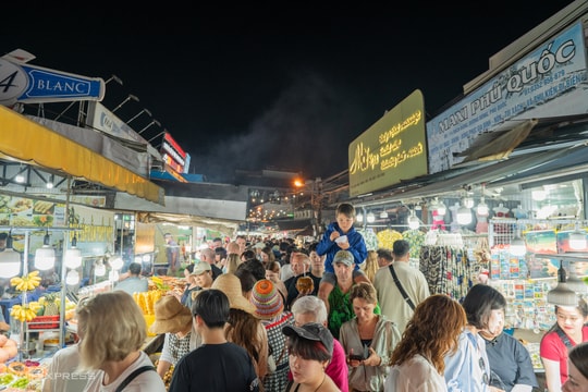 Đông nghịt khách quốc tế đi chợ đêm Phú Quốc trước ngày dừng hoạt động