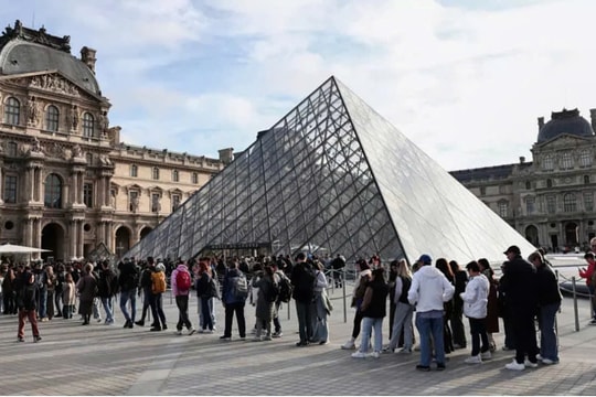 Tranh cãi giá vé bảo tàng Louvre tăng gần gấp rưỡi
