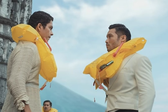 Video hướng dẫn an toàn bay 'tình tay ba' hút hàng triệu lượt xem