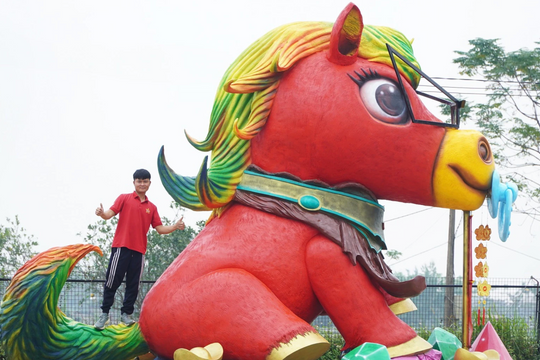Chàng trai Bắc Ninh chế tác ngựa khổng lồ đón Tết Bính Ngọ