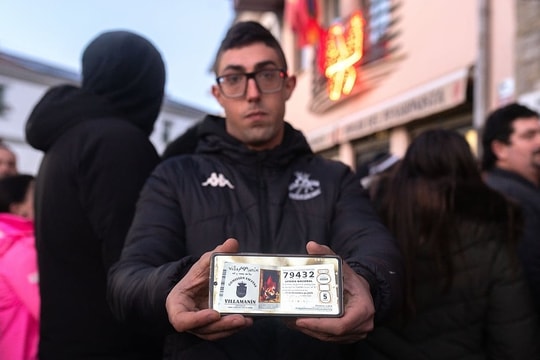 Cả làng thành thù địch sau khi cùng trúng số độc đắc