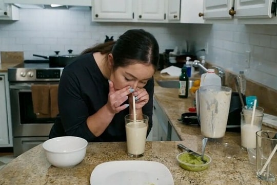 Người phụ nữ ăn bằng đường mũi