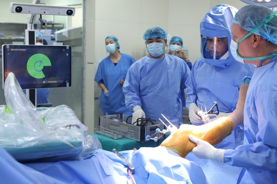 Lần đầu tiên phẫu thuật khớp gối toàn phần bằng robot