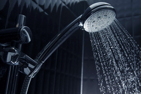 Bác sĩ cảnh báo 'sốc nhiệt' khi tắm vòi hoa sen mùa đông