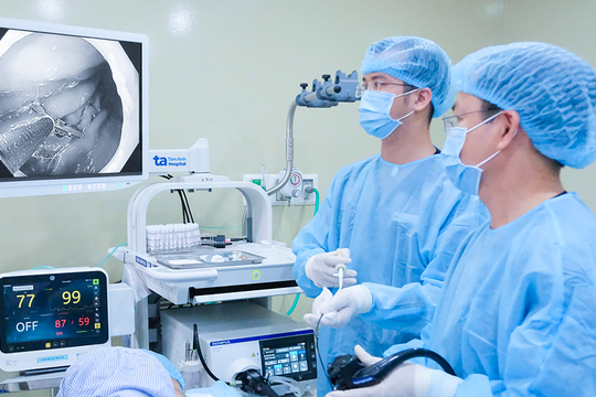 Bé trai loét dạ dày với triệu chứng dễ nhầm rối loạn tiêu hóa