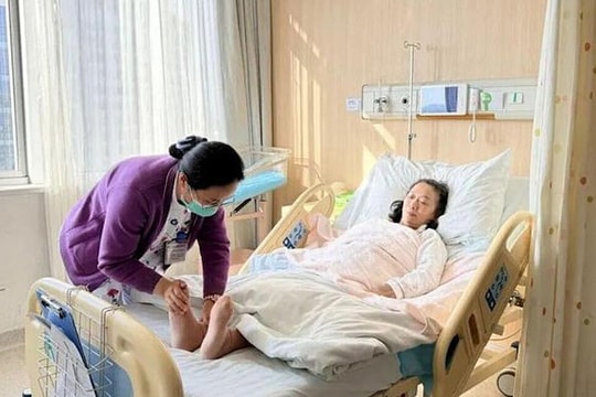 Người mẹ 59 tuổi sinh con để khỏa lấp cô đơn tuổi già