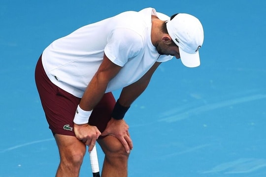 Djokovic bỏ dở buổi tập vì khó thở