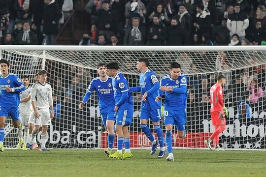 Real bị đội hạng Nhì loại ở trận ra mắt HLV mới