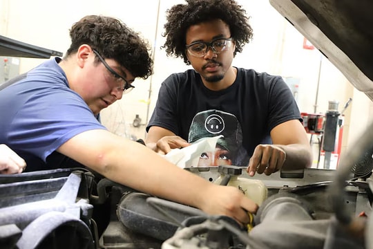 Học sinh Mỹ sửa ôtô cũ để tặng cho các bà mẹ đơn thân