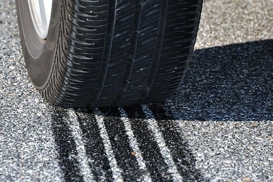 'Giá trị của xe mới so với xe cũ thể hiện khi phanh khẩn cấp'