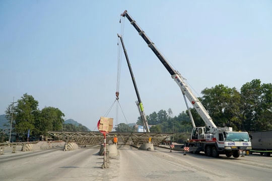 Tháo dỡ trạm thu phí BOT bỏ hoang trên quốc lộ 1