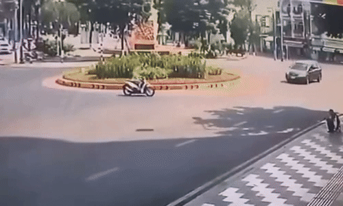 Đi ngược chiều vòng xoay, ôtô đâm bay người đi xe máy