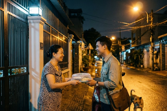 Cô hàng xóm hay biếu chúng tôi đồ ăn nhưng 'nhiệt tình quá mức'