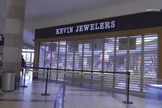 Băng đảng đập tủ kính, cướp tiệm vàng ở California