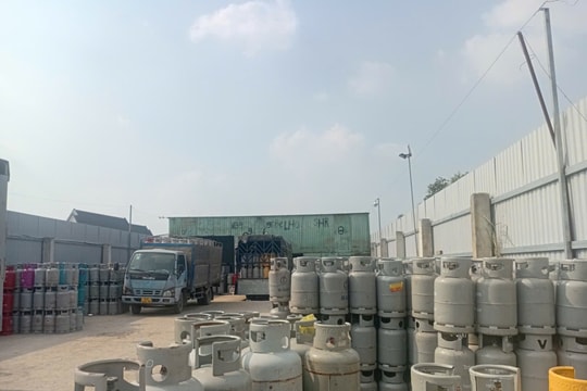 Gần 100 cảnh sát đột kích 12 điểm sản xuất gas giả