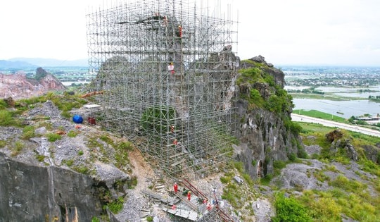 Dựng giàn giáo khủng "cứu" Hòn Vọng Phu trên đỉnh núi