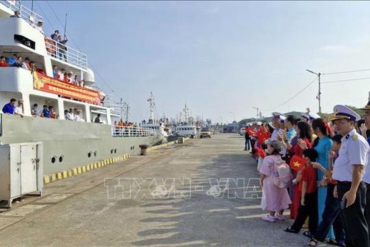 Hai tàu Hải quân khởi hành mang quà Tết đến Nhà giàn DK1 và các tàu trực trên biển