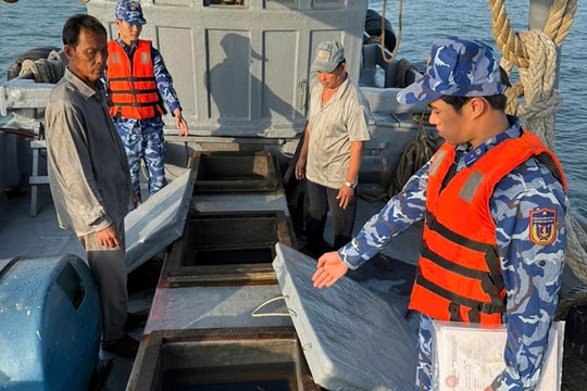 Cảnh sát biển tạm giữ tàu cá chở khoảng 40.000 lít dầu DO không rõ nguồn gốc