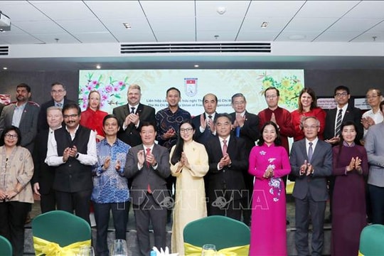 Gặp gỡ hữu nghị kỷ niệm 75 năm Ngày truyền thống đối ngoại nhân dân