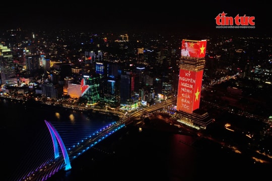 TP Hồ Chí Minh: Người dân phấn khởi trang trí cờ hoa chào đón Đại hội Đảng