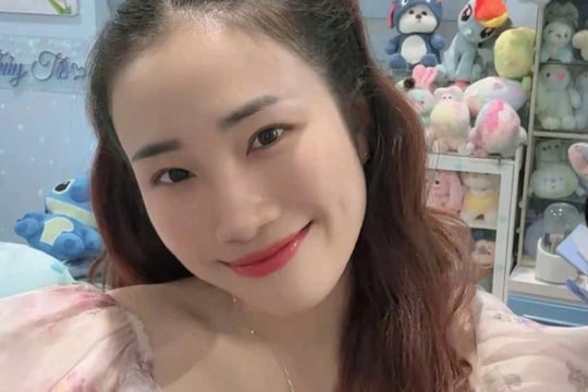 Cô gái trượt chân, ngã ở cầu thang được chủ quán tại Hà Nội kịp đỡ