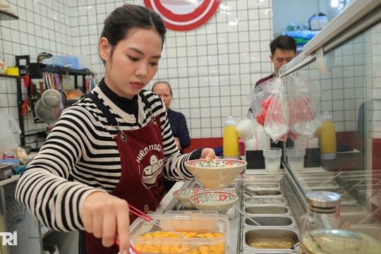 Cô gái 9X bỏ công việc văn phòng thu nhập 50 triệu đồng/tháng để đi bán chè