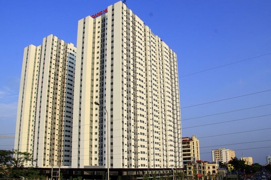 Bức xúc vì hàng xóm lấn chiếm hành lang chung cư