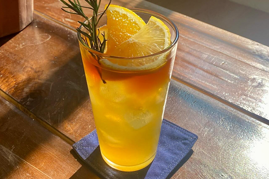 Ai không nên uống trà chanh gừng mật ong?