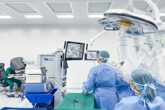 Robot phẫu thuật bóc u trong lồng ngực người bệnh