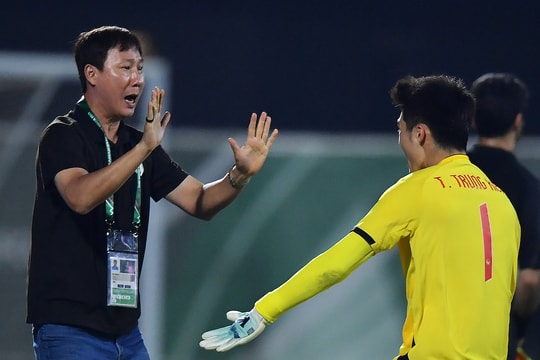 HLV Kim động viên cầu thủ 'nén đau để đấu UAE'