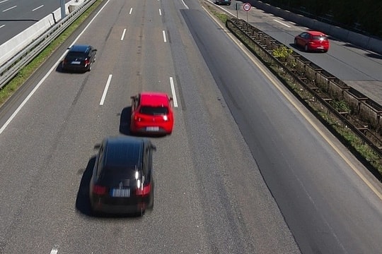 Tài xế nháy đèn đòi vượt dù tôi chạy xe 118 km/h trên cao tốc