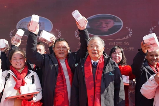 Nông dân Trung Quốc nhận 'núi tiền' thưởng Tết