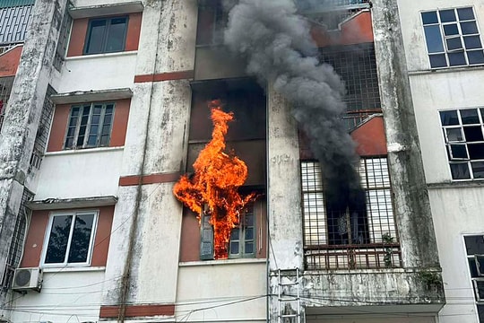 Cháy ở chung cư 5 tầng, hai người được giải cứu