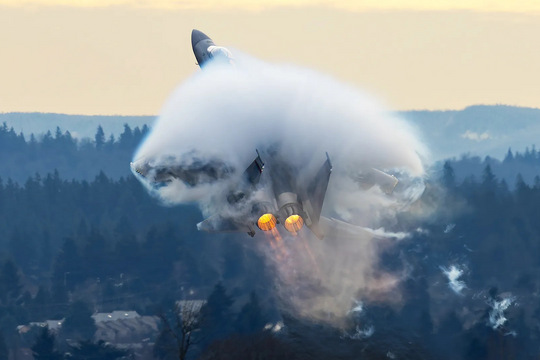 Khoảnh khắc tiêm kích F-15 Mỹ 'khoác áo choàng hơi nước'