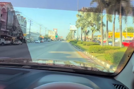 Tài xế khoét phim cách nhiệt để nhìn rõ đường