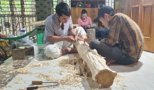 Chuyện về khối trầm hương 15kg được trả giá 600 triệu đồng và bí mật phía sau nghề xoi trầm