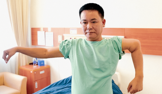 Gần 3 thập kỷ sống chung với khuỷu tay biến dạng, người đàn ông hồi phục vận động ngoạn mục nhờ công nghệ in 3D