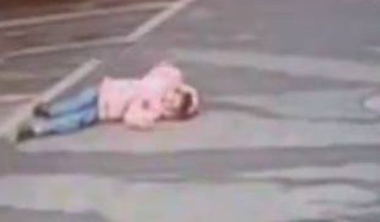 Bé gái ngất xỉu trên phố rồi tử vong khi không tìm thấy mẹ