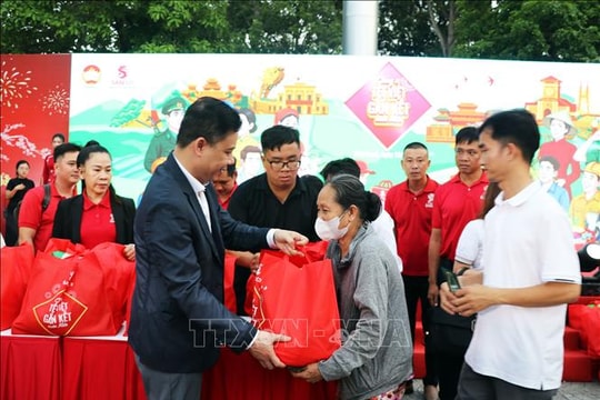 Chương trình 'Chung vị Tết Việt, gắn kết muôn miền': Trao 500 suất quà tặng hộ nghèo, ngư dân