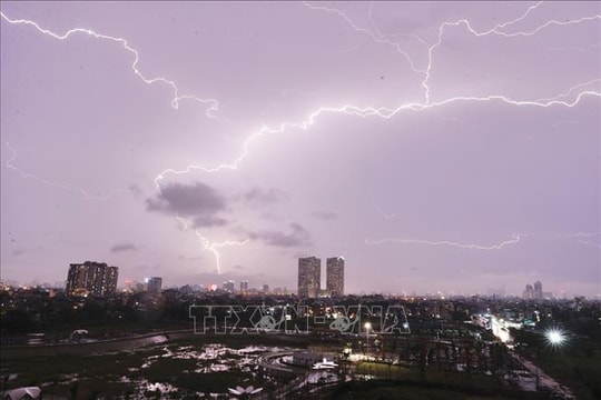 Cảnh báo mưa dông kèm lốc, sét tại khu vực nội thành Hà Nội