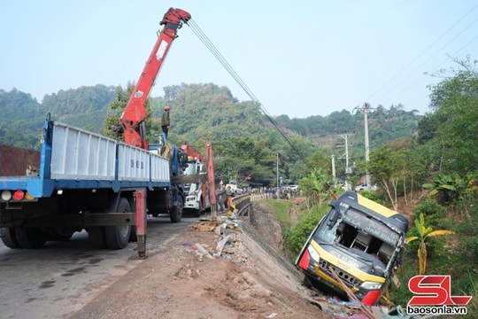 Tập trung cấp cứu, điều trị cho nạn nhân vụ tai nạn giao thông ở Sơn La