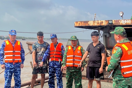 Cảnh sát biển phối hợp Biên phòng kiểm tra tàu không số hiệu chở cát