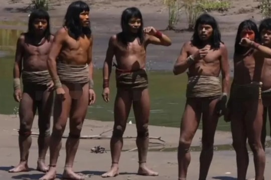 Hình ảnh ít ỏi về bộ tộc không mặc quần áo, chưa từng tiếp xúc với thế giới