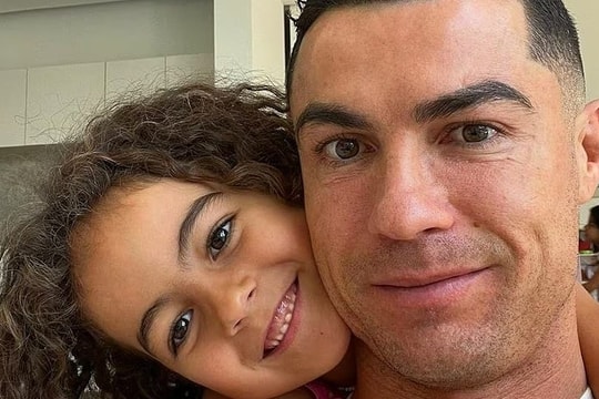 Con gái Cristiano Ronaldo hát 'My Heart Will Go On'