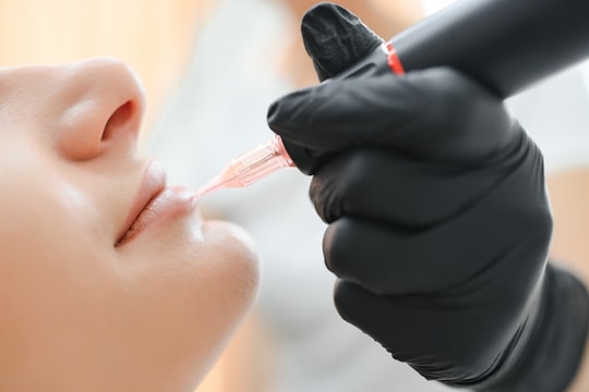 Xăm môi có lây viêm gan B không?